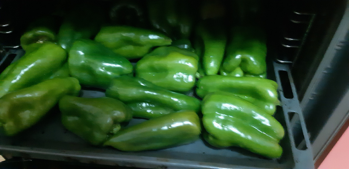 Размещаем перцы на противень и ставим на 1 час в духовку на 180-200гр.