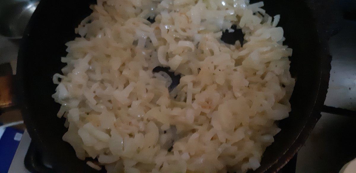 Обжариваем 600гр. лука