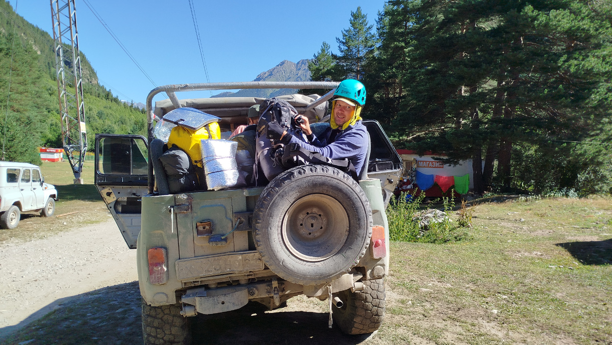 Если Вы думаете, что Командир все время впереди, на козырном водительском месте, то это заблуждение, 10 минут пришлось удерживать шмотки на разухабистой дорожке)