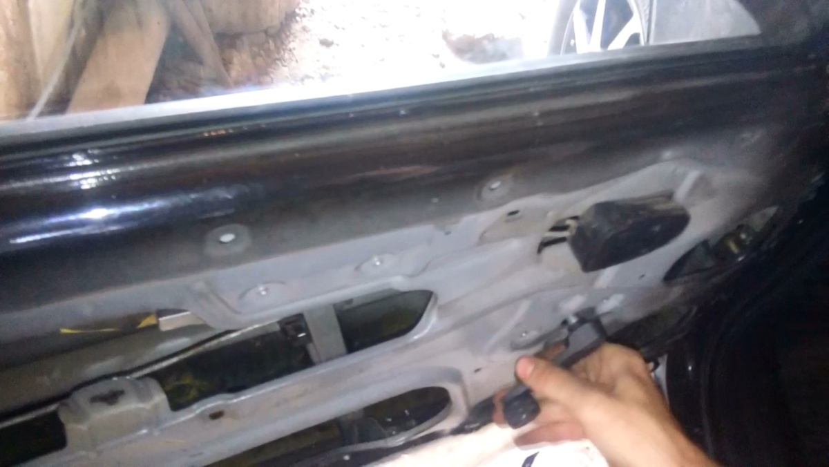 Стеклоподъёмник со стороны водителя перестал работать. При вращении ручки слышны щелчки. 