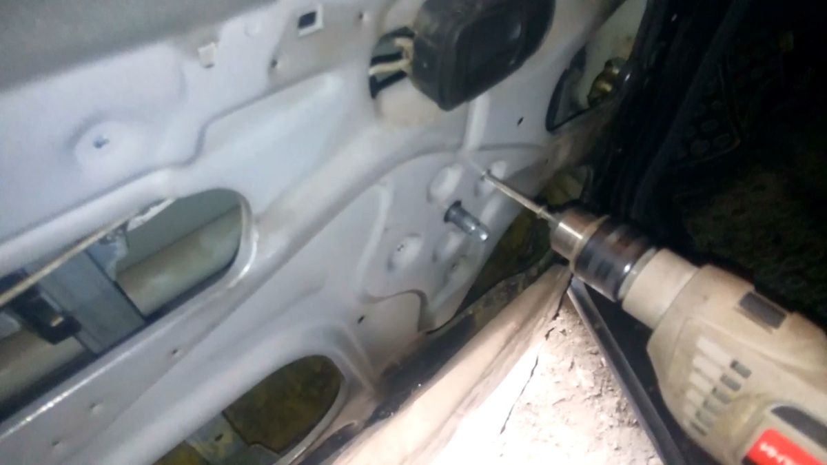 Высверливание заклёпок крепления механизма стеклоподъёмника.