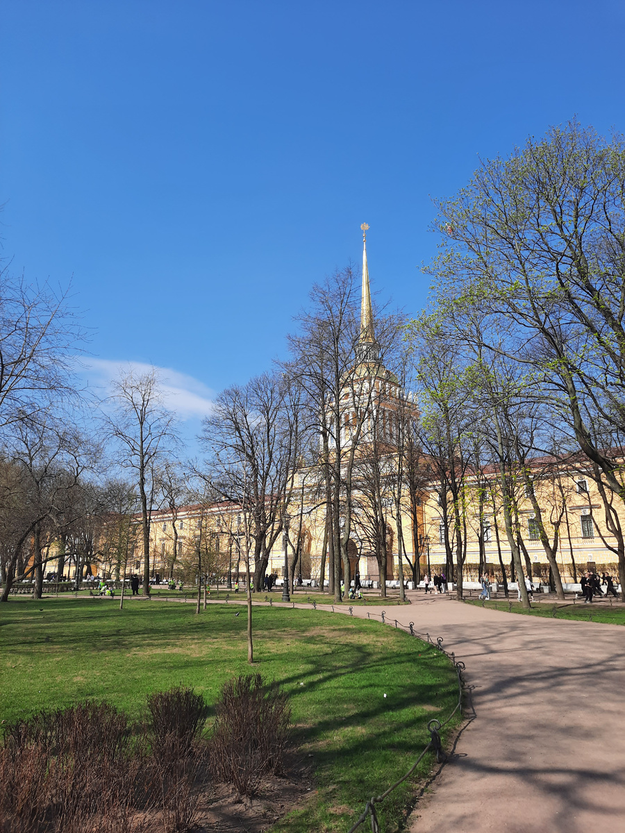 Здание главного Адмиралтейства, построено в XVIII веке, расположено на берегу Невы.