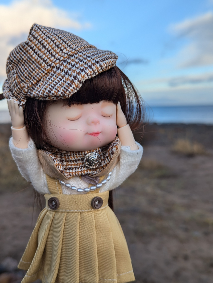 Держит кепочку, чтобы не сдуло...