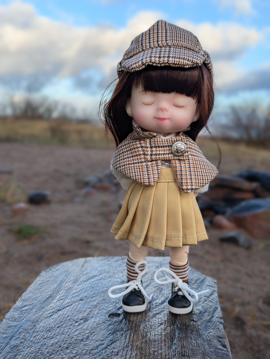 Наслаждается осенним солнцем