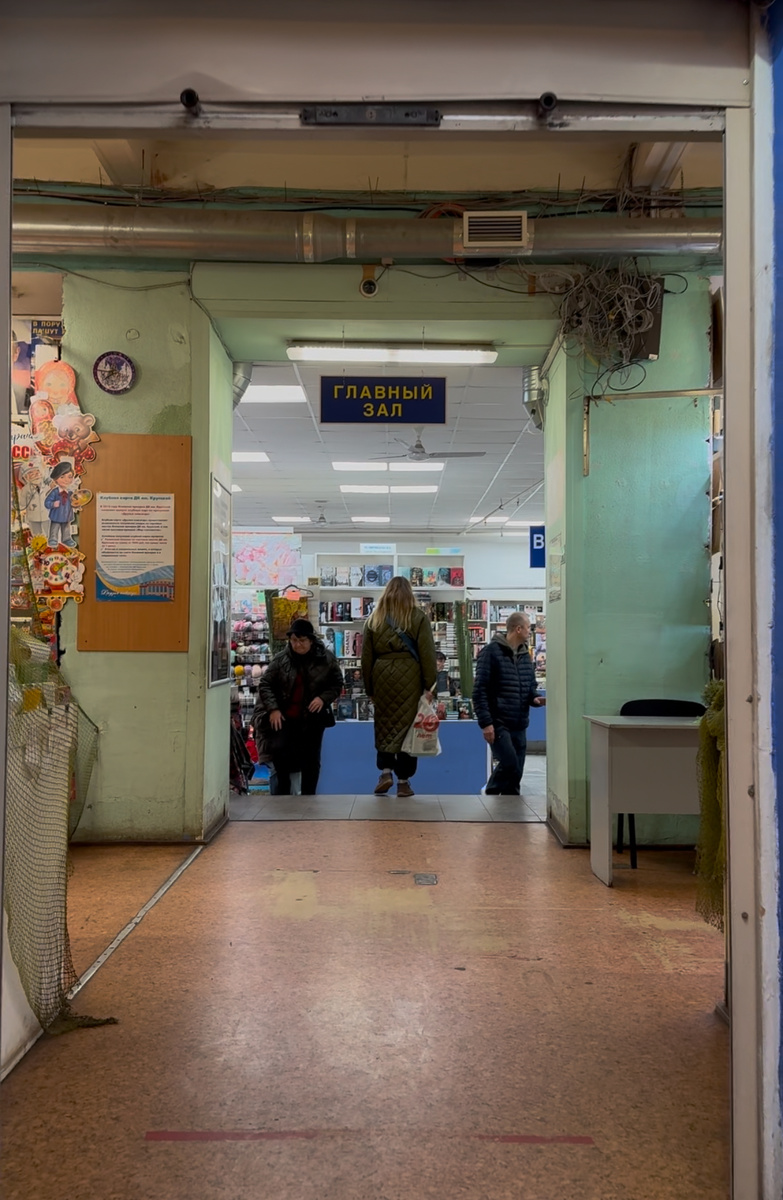 Галерея первого этажа, выход в главный зал 