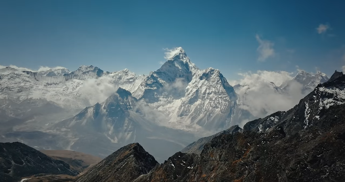 Кадр из фильма о подготовке и восхождении на Эверест 