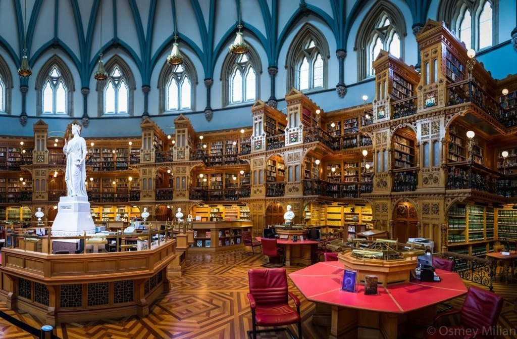 Библиотека содержит более 600.000 книг.