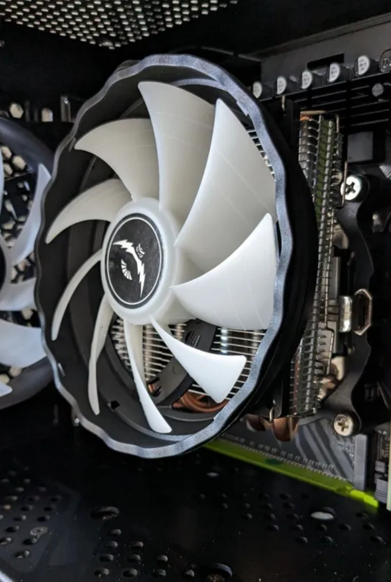 В сторону слота видеокарты - Смотрим на нижнюю сторону, где расположены трубки.