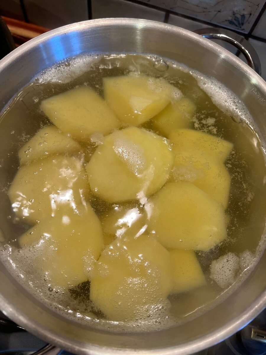 * чтобы картофель закипел быстрее, можно добавить пару столовых ложек растительного масла