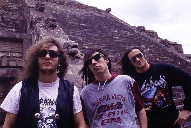 Слева направо: Крис Вичхантер (Кристиан Дудек) - ударные; Михаэль Хоффманн - гитара; Том Энджелриппер (Томас Зух) - вокал, бас. Состав, записавший альбом Better Off Dead, в Мексике.