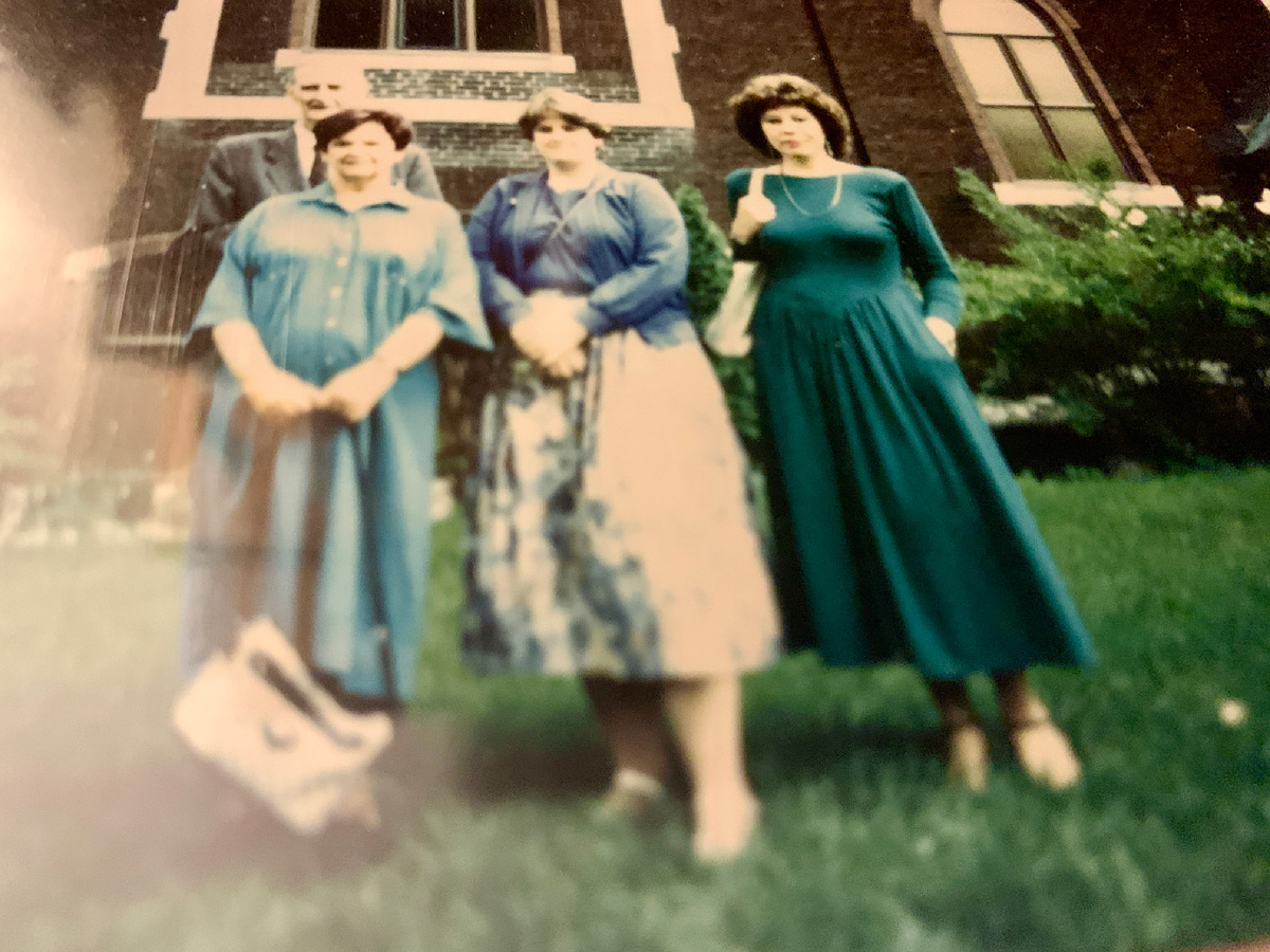 Справа крайняя в зеленом платье я.  Позади граф Апраксин Андрей Петрович . Увы, его плохо видно . слева крайняя его супруга Осоргина Марина Сергеевна . В центре их дочь Елена