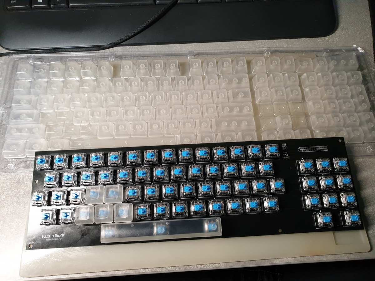Примеряю колпачки клавиш на клавиатуру ретро компьютера "Радио-86РК".