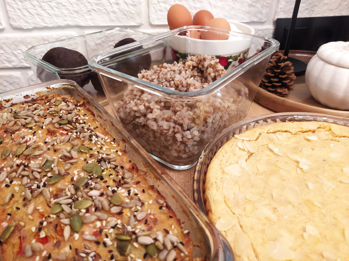 Здесь из филе грудки индейки. На фото несколько блюд, готовилась к рабочей неделе.