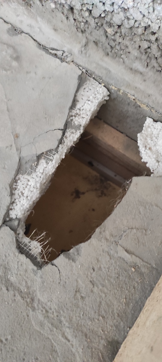 Со временем пенопласт прохудился