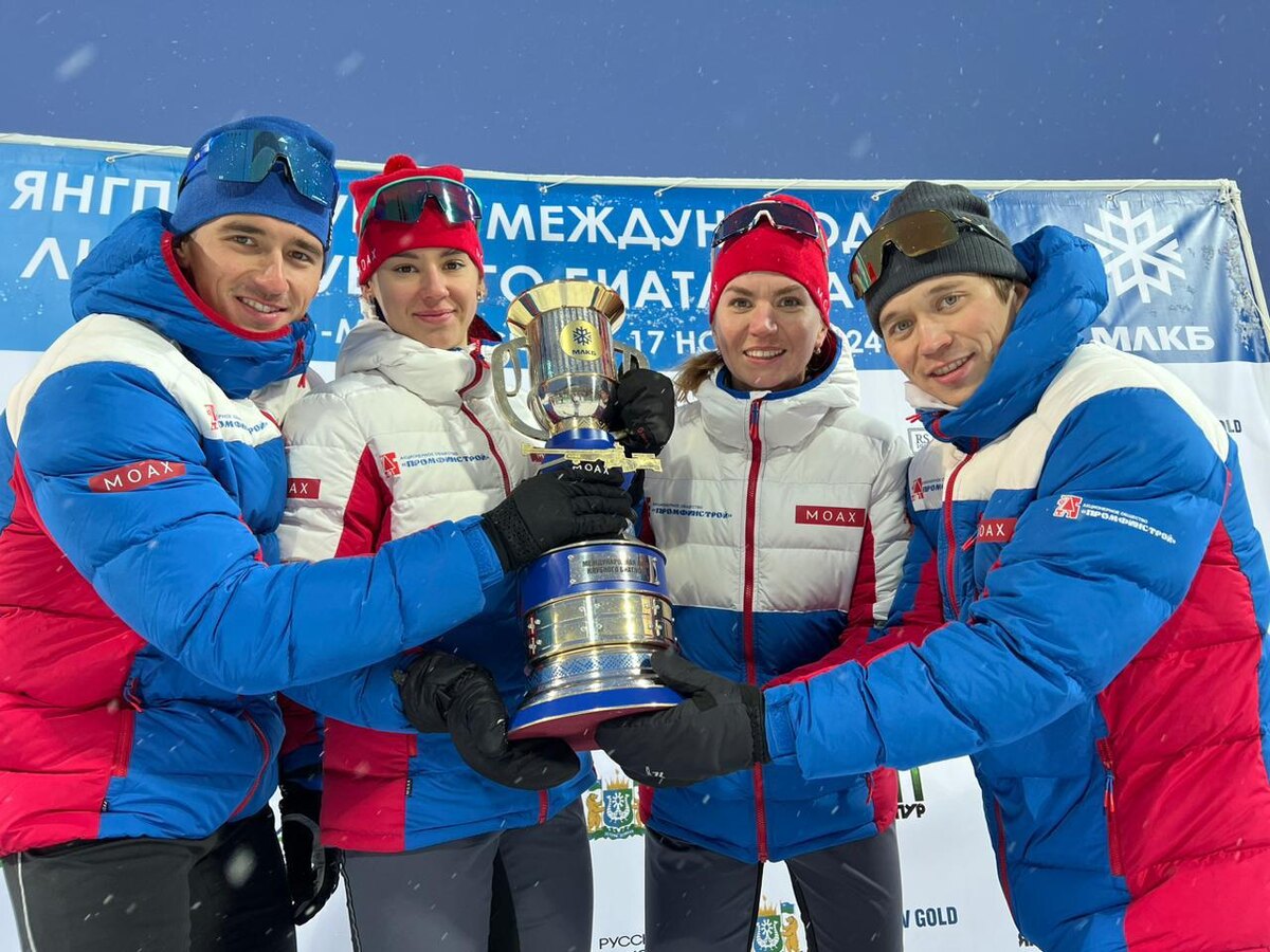 Команда «Профински» с кубком