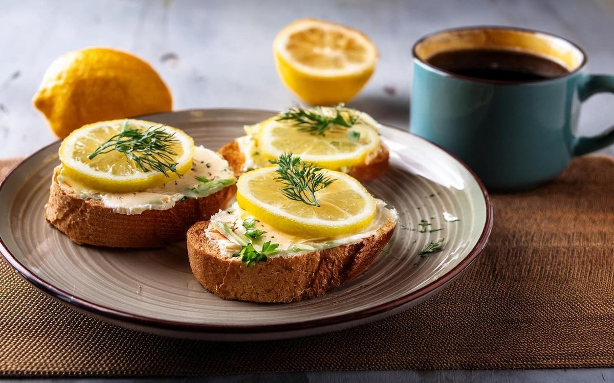 Эти бутерброды на завтрак полюбит вся семья: рецепт приготовления масла с лимоном и зеленью / Фото: Pogovorim.by