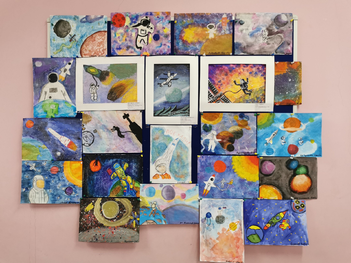 Творческие работы воспитанников студии изобразительного искусства, где их наставником является мама.