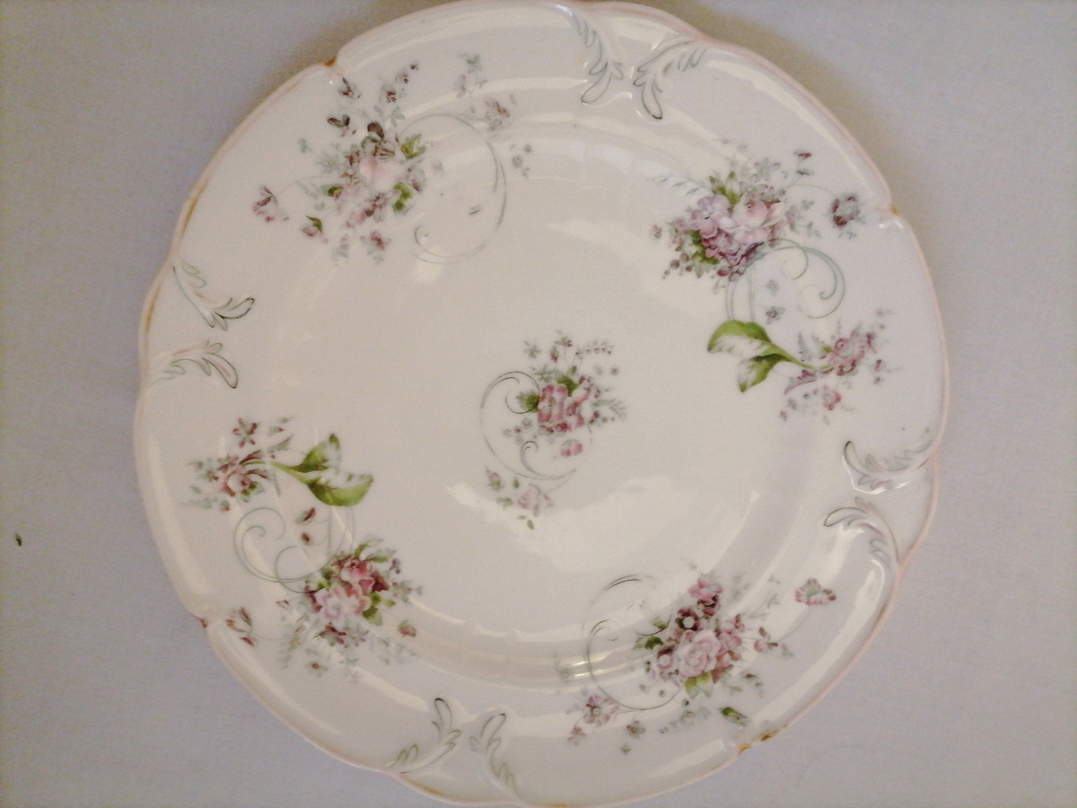 Личное фото автора. Тарелка, фарфор, деколь. Рельеф. Диаметр 23 см.