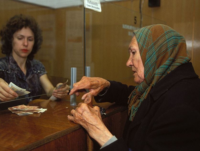 Бабушка меняет советские рубли на новые купюры (иллюстрация из открытых источников)