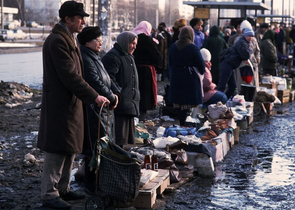 Так мы выживали. Стихийный рынок в Москве. Это одна из самых известных фотографий времён 90-х (иллюстрация из открытых источников)