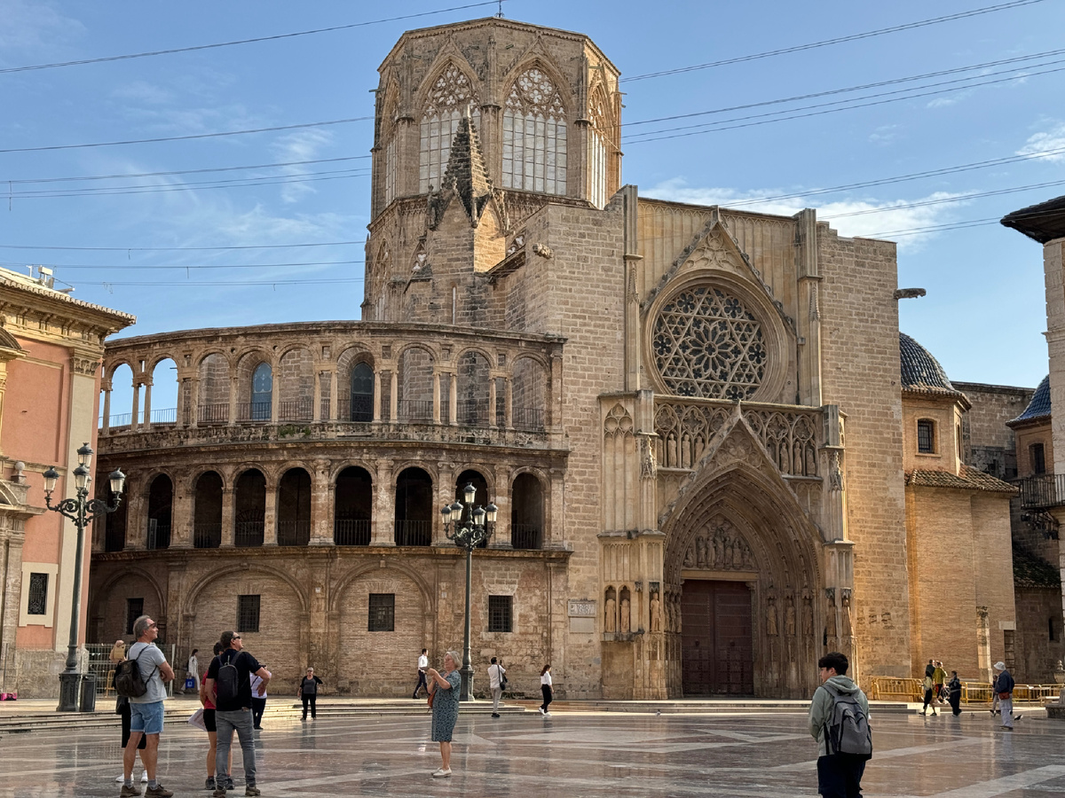 Кафедральный собор Валенсии, Портал Апостолов, где каждый четверг собирается «Водный Трибунал», чтобы решать дела по сельхозугодиям. Фото автора