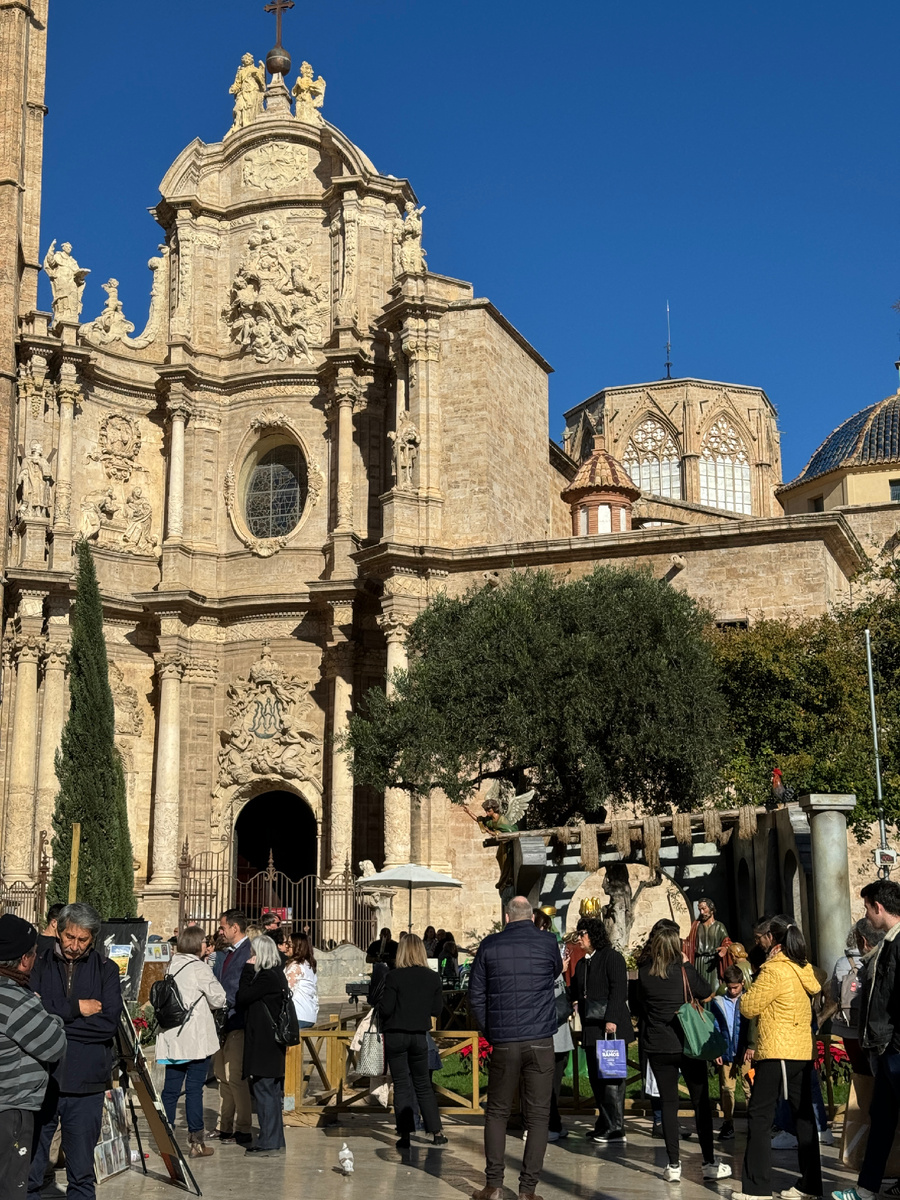 Железные врата (Лос Йеррос) и вход в собор. Фото автора