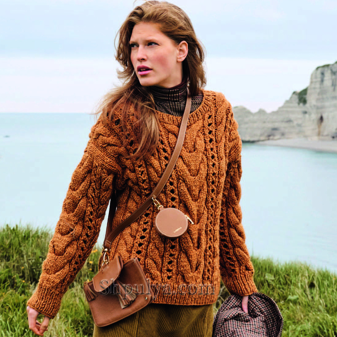 Вязаный пуловер с «косами» из объемной пряжи