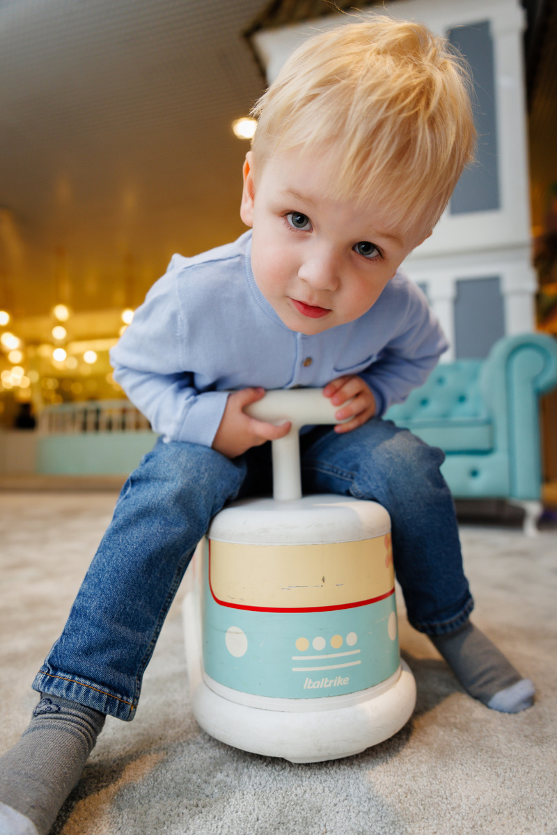 Гришка на машинке