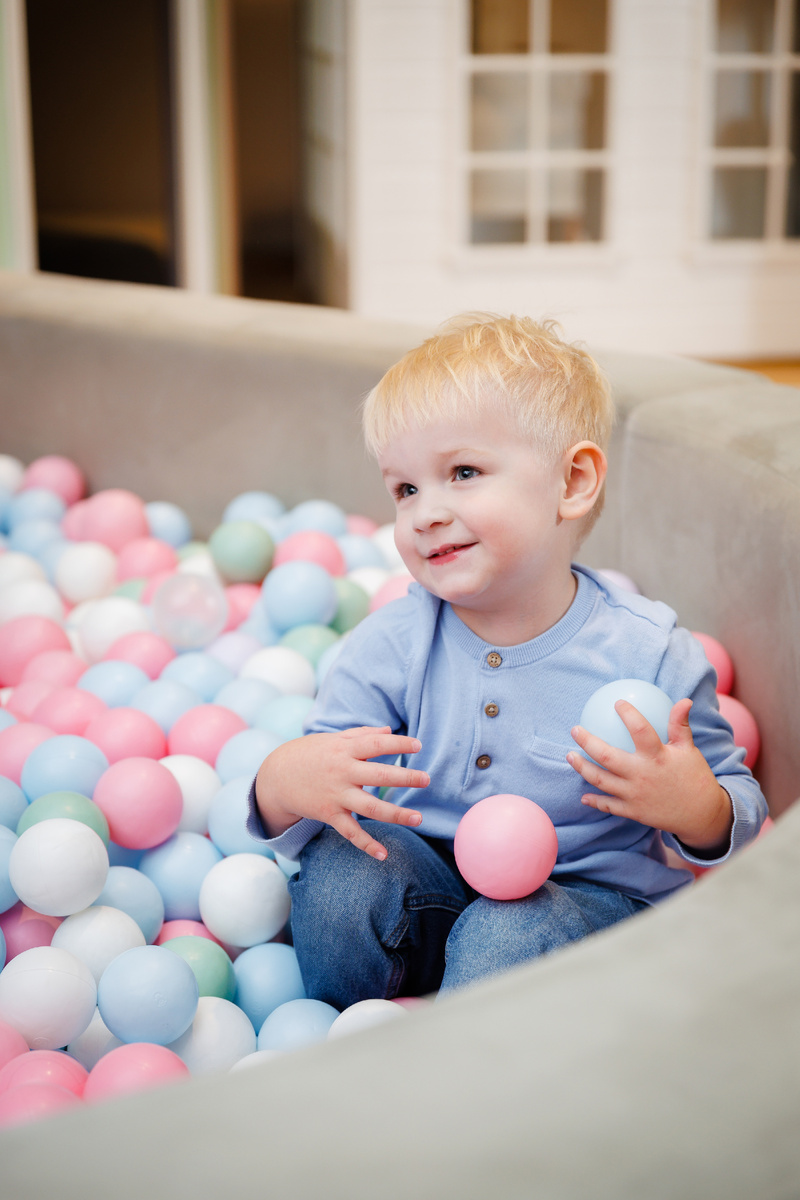 Гриша в сухом бассейне