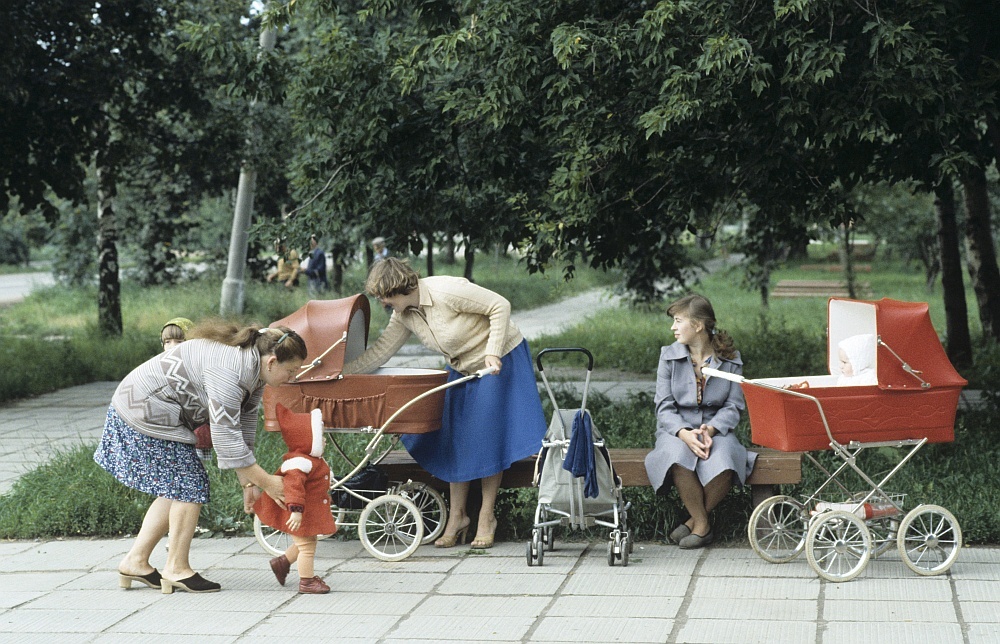    Молодые мамы в колхозе "Путь Ильича" в подмосковной деревне Кашино Волоколамского района. 1984 год. / Фото: Владимир Родионов/РИА Новости