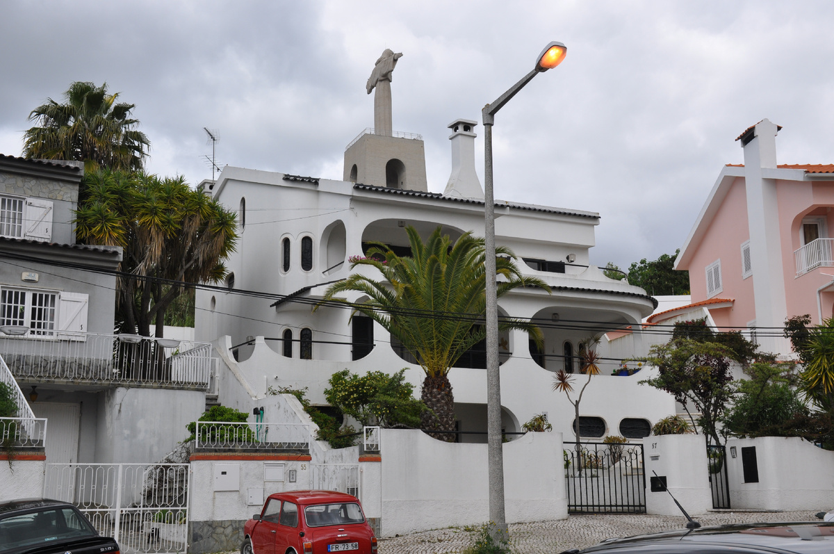 в городке Алмада.