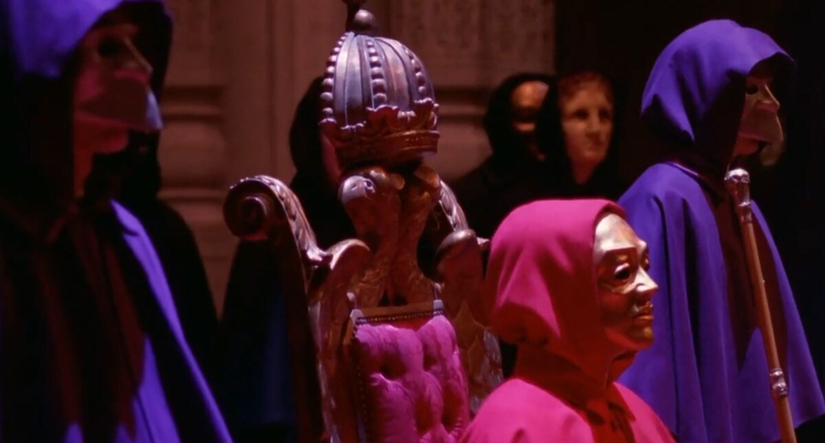 Кадр из фильма Стэнли Кубрика «С широко закрытыми глазами» (Eyes Wide Shut, 1999).