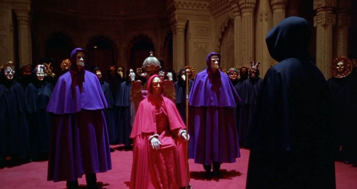 Кадр из фильма Стэнли Кубрика «С широко закрытыми глазами» (Eyes Wide Shut, 1999).