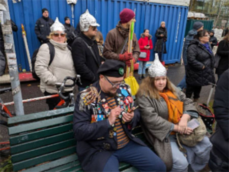 Типичные участники оппозиционного марша в Берлине