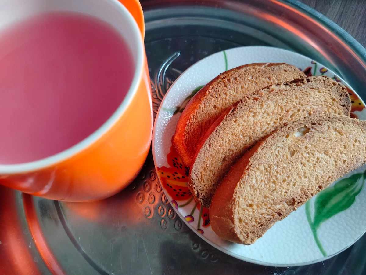 Кисель из пакетика и сухарики. Получилось неплохое вкусовое сочетание. 