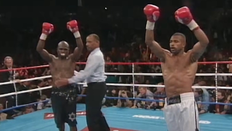    Бой Джеймса Тони (слева) и Роя Джонса 18 ноября 1994 года.Скриншот видео