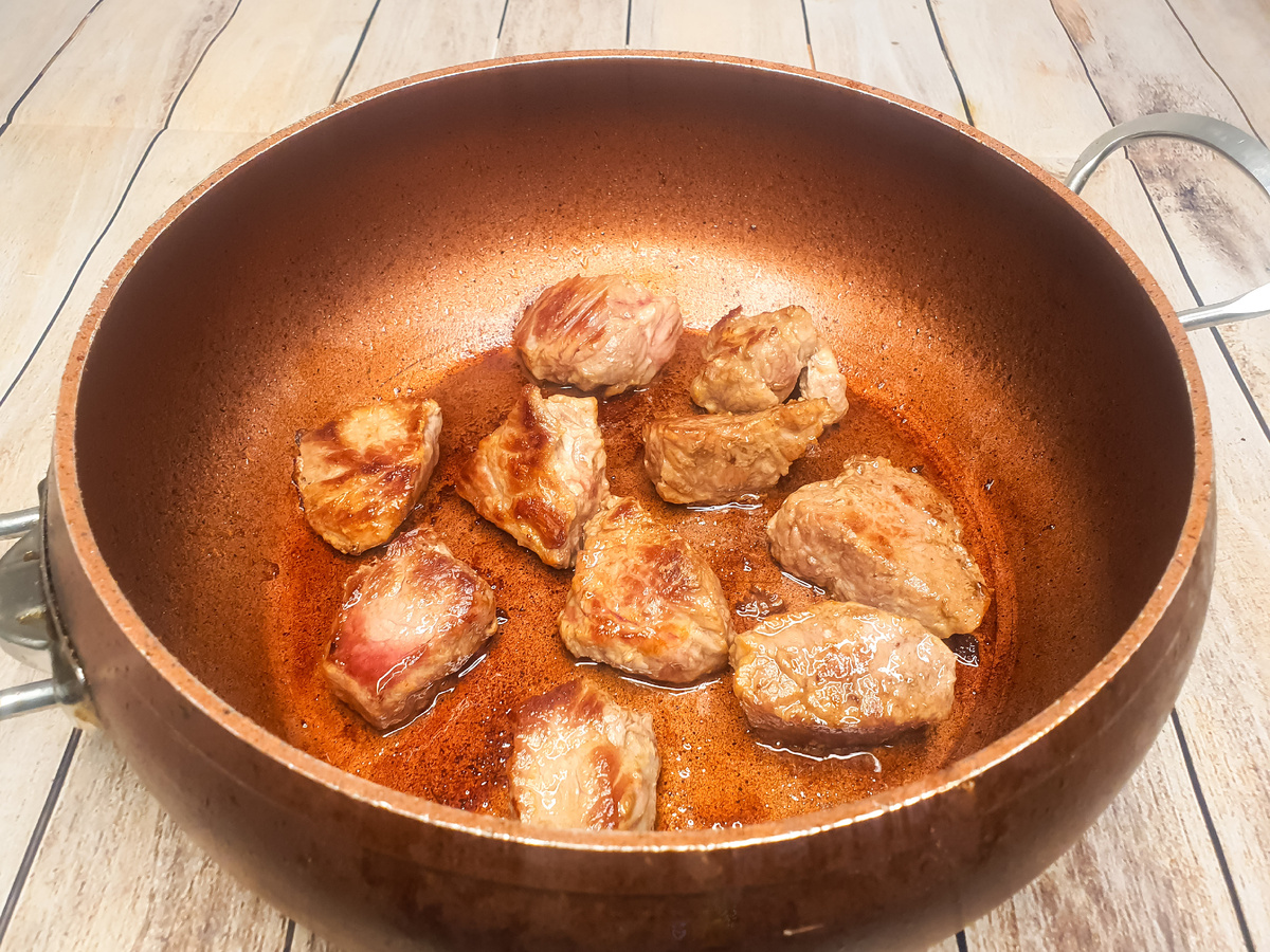 Обжариваем мясо