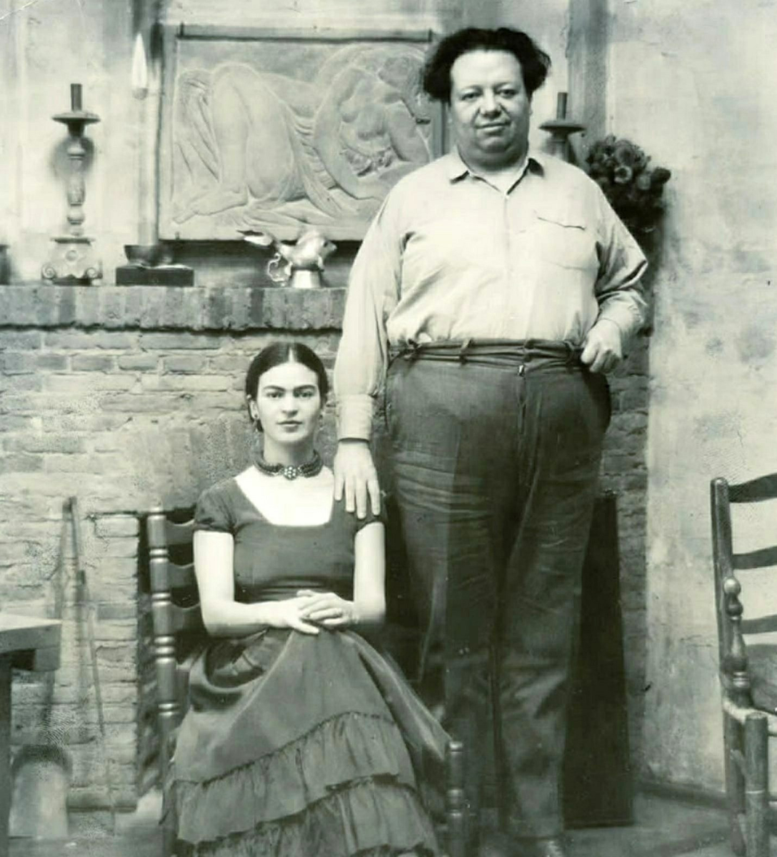 Фрида со своим супругом Диего. Фрида была младше на 20 лет. Они так странно диссонировали друг с другом внешне — огромный Диего с внушительным животом и вечно растрёпанной шевелюрой, и хрупкая маленькая Фрида, которая, казалось, могла уместиться у него в ладони. Их брак окрестили союзом Слона и Голубки.

Несмотря на то что супруги страстно любили друг друга, их семейная жизнь была сложной. Неверность мужа доставляла Фриде страдания, которые усугублялись еще и тем, что она не могла родить детей. О Ривере она говорила, что это вторая катастрофа, настигшая ее в жизни. Но со временем Кало философски подошла к создавшейся ситуации и сказала, что ни о чем не будет просить мужа:

"Я не прошу тебя извиняться передо мной, когда я думаю, что ты неправ. Я не буду просить тебя обнять меня, когда мне это больше всего нужно.

Я не буду просить тебя позвонить мне, для того, чтобы рассказать, как прошел твой день, и сказать, что ты скучаешь по мне. Я не буду просить тебя благодарить меня за все, что я делаю для тебя, и заботиться обо мне, когда душа иссякнет"

Динго и Фрида развелись, так как вместе находиться уже не было никакой возможности. Но вскоре выяснилось, жить врозь они тоже не могли. Всего год им удавалось терпеть разлуку, после чего они снова объявили о помолвке. Это произошло прямо в больничной палате. Фрида оказалась там после обострения болей в позвоночнике.

Известная художница выдвинула неожиданное условие жениху - присутствие исключительно духовной связи в браке. Вторая свадьба Диего и Фриды состоялась. Их семейные баталии продолжались до смерти Фриды.