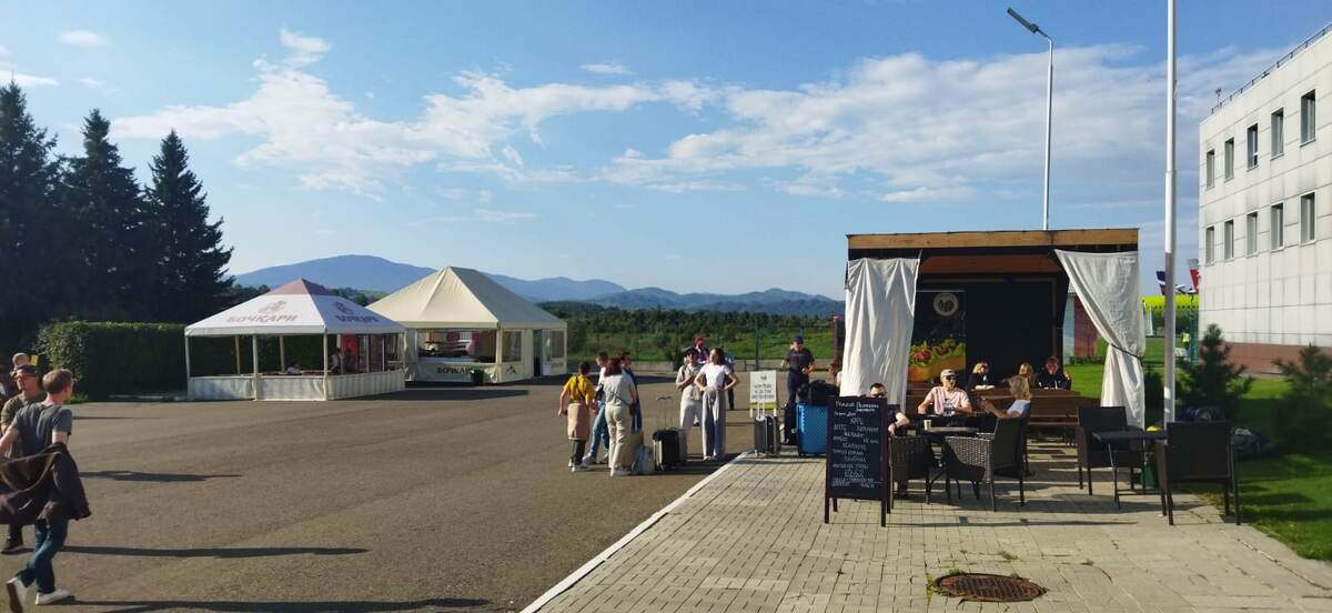 Площадь перед зданием Горно-Алтайского аэропорта