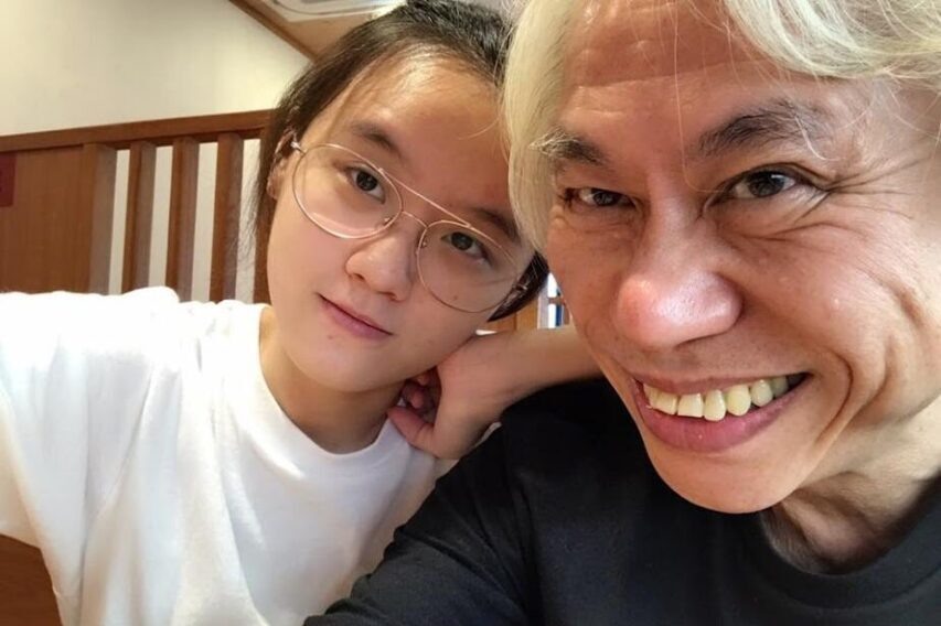 Ей было 17, а ему — под 60: история вдовы известного тайваньского композитора Ли Кунь Чэна