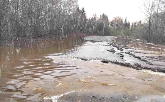 Когда воде некуда деваться, она заливает поля, дороги, населённые пункты. Фото пресс-службы правительства Сахалинской области.