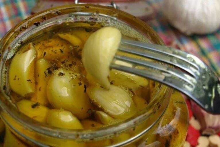 Замариновать чеснок дольками на зиму. Маринованный чеснок зубчиками. Маринованный чеснок в масле. Чеснок в маринаде. Квашеный чеснок.