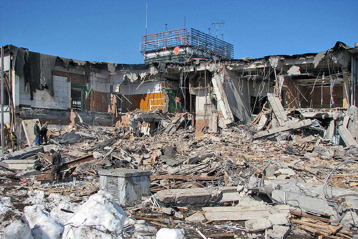 Здание аэровокзала через несколько месяцев после закрытия¹