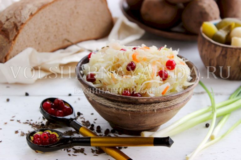 Хрустящая квашеная капуста с морковью - классический рецепт