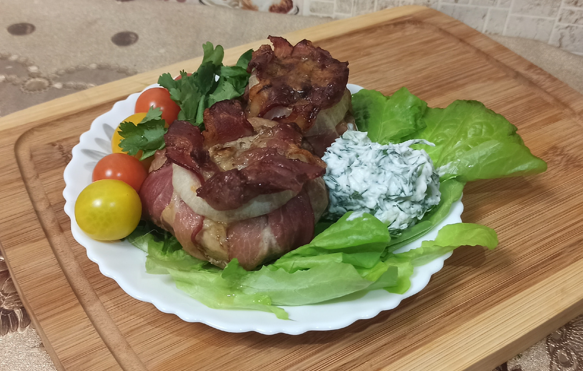 Запечённая в духовке свиная шея, фаршированная грибами и обёрнутая в бекон (мясные горшочки)