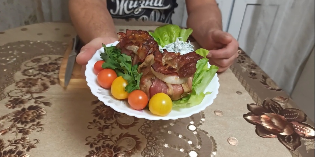 Запечённая в духовке свиная шея, фаршированная грибами с сыром и обёрнутая в бекон🔥Мясные горшочки пошаговый рецепт