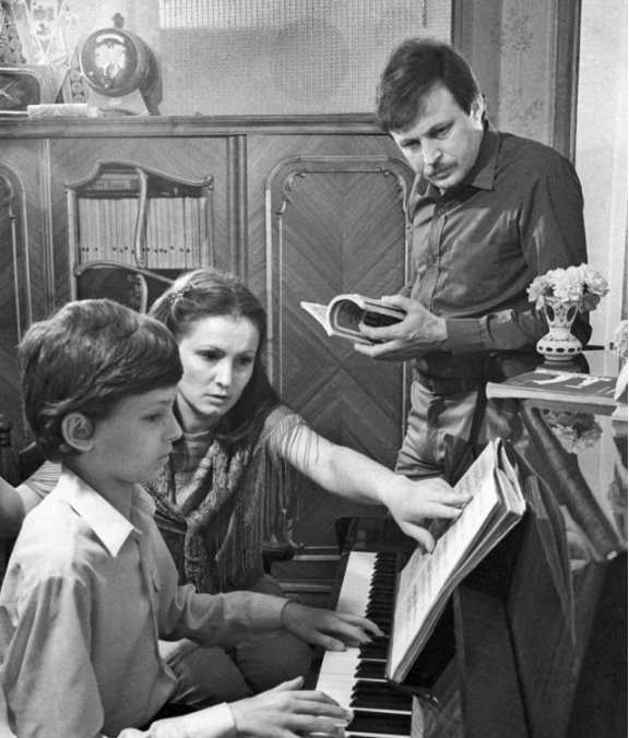 1983. София Ротару, супруг (менеджер) Анатолий Евдокименко (справа) и сын Руслан.