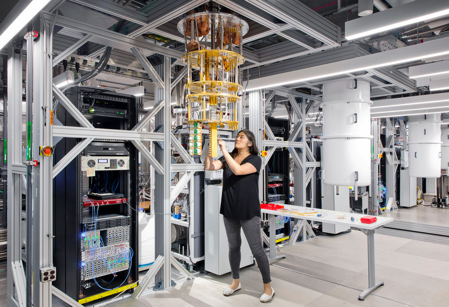 Источник: https://www.reuters.com | Так выглядит «сердце» квантового компьютера, произведённого в лаборатории компании IBM (США, штат Нью-Йорк). На фото: инженер Майка Такита обслуживает устройство