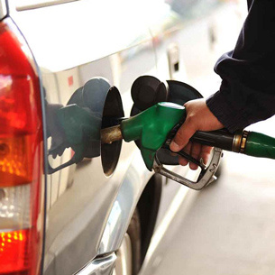 В Иркутской области вновь зафиксировано повышение цен на бензин. В зависимости от марки, стоимость литра топлива увеличилась на 0,4 – 2%. Согласно данным портала Russiabase, на сегодняшний день средняя цена на бензин в регионе составляет: