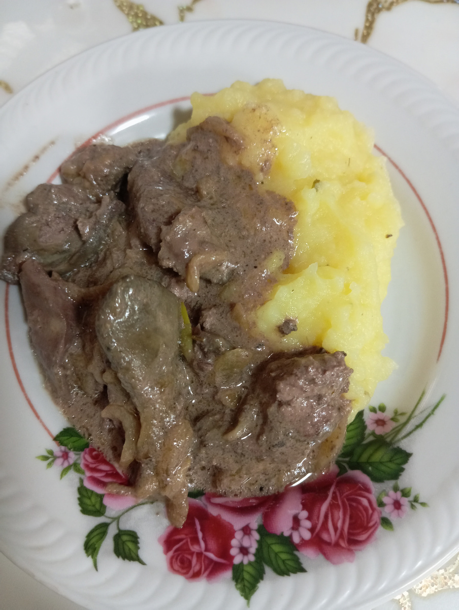 Тушеная печень с пюре